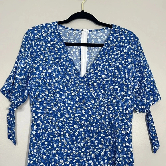 Cupshe Blue & White Floral Sundress - Size Medium - NWT - V Neck, Lightweight - Picture 2 of 8